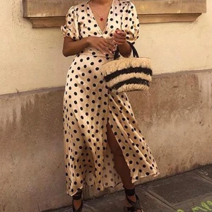 Zara - Beige svart prickig siden omlott klänning ifrån Zara i strl XS 🤎