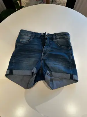 Jeans shorts knappt använda