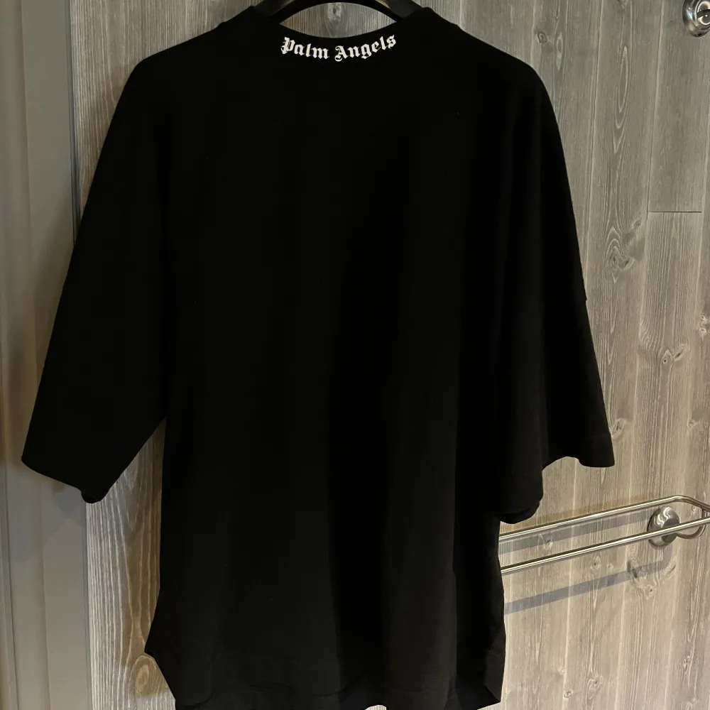 Palm Angles T shirt i storlek XS (Passar S-M). Skick 9/10. Köpt på Wearthehype har kvitto därifrån på Mail. Nypris runt 3000kr. T-shirts.