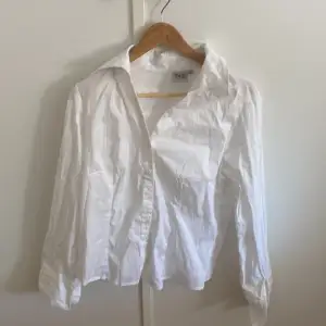 En vit skjorta, det står XL på lappen men den är som en S. Jag tror att det är för att jag köpte den i ett annat land.