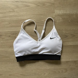 topp - Nike sport topp väldigt liten i storlek