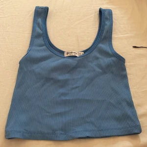 Blått linne - En söt topp från stradivarius i storlek S. Sitter snyggt och tight.