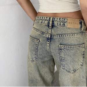 Helt nya lågmidjade Motel Rocks jeans, säljer då de inte passar mig, storlek W24 L34 Nypris 650
