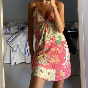 Klänning - Klänning från Zara i nyskick! Storlek xs🫶🏻