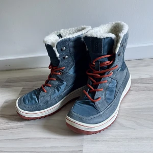 Vinterkängor med ullfoder  - Så mysiga vinterskor med ullfoder som tyvärr inte passar mig. Köpte second hand för ca 500kr men har bara testat hemma. 