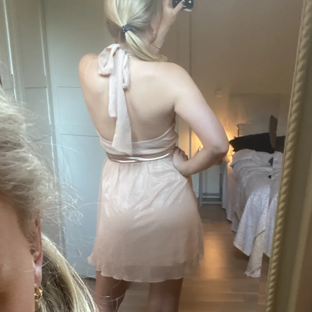 Så söt klänning💞 gammal kollektion från BikBok! Beige/puderrosa💞. Klänningar.