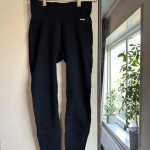 Aim’n tights  - Mörkblå träningstights från Aim’n. Knappt använda. Kan skicka fler bilder.