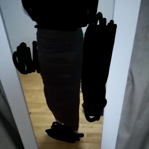 Svart Kjol - (PRIS KAN DISKUTERAS)  Svart kjol med Slits på sidan för 80kr Material: silk Möts upp i Kallhäll, jakobsberg, barkarby, spånga, Sundbyberg 