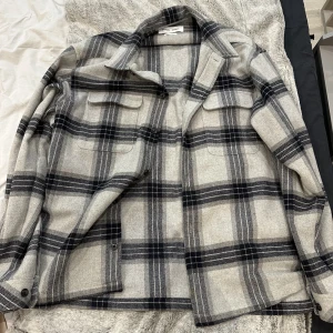 Grårutig Samsoe jacka - Säljer min grå rutiga samsoe overshirt! Nästan aldrig använd, jättefint skick. Fler bilder finns privat! Nypris: 1500 kr. Mitt pris: 500 kr