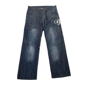 Ett par snygga vintage jeans av märket G-Star som har broderings design på sig med rikdigt snygga bakfickor  100% cotton  , Skick 9/10 