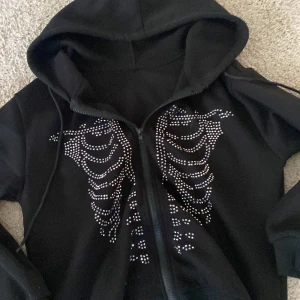 Fet y2k Rhinestone hoodie med sklett på - Skit snygg y2k hoodie med rhinestones format till skelett på. Köptes ifrån shein för cirka 400kr (inklusive frakt) använd 1 till 2 gånger