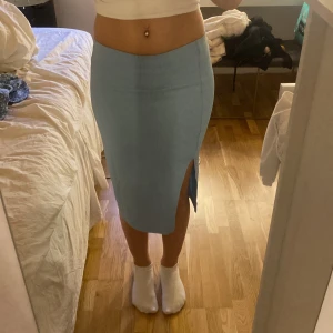 Kjol - Säljer den här fina blå kjolen som inte kommer till någon användning lägre. Den är väldigt stretchig i materialet. Skriv för fler frågor osv💕💕