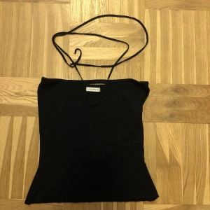 Retro halterneck topp - Superfin stretchig retro halterneck topp med triangel öppning på bysten från Motivi. Estimerad storlek xs