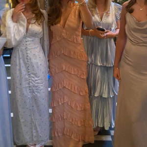 Klänning - De två första bilderna är mina. Super fin klänning från Asos i storlek 38. Passar perfekt till bal eller till middagar. Endast använd en gång. 