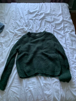 Grön stickad tröja  - Grön stickad tröja, använd några gånger. Har fina mönster, är Inge oversized. Nypris 300. 
