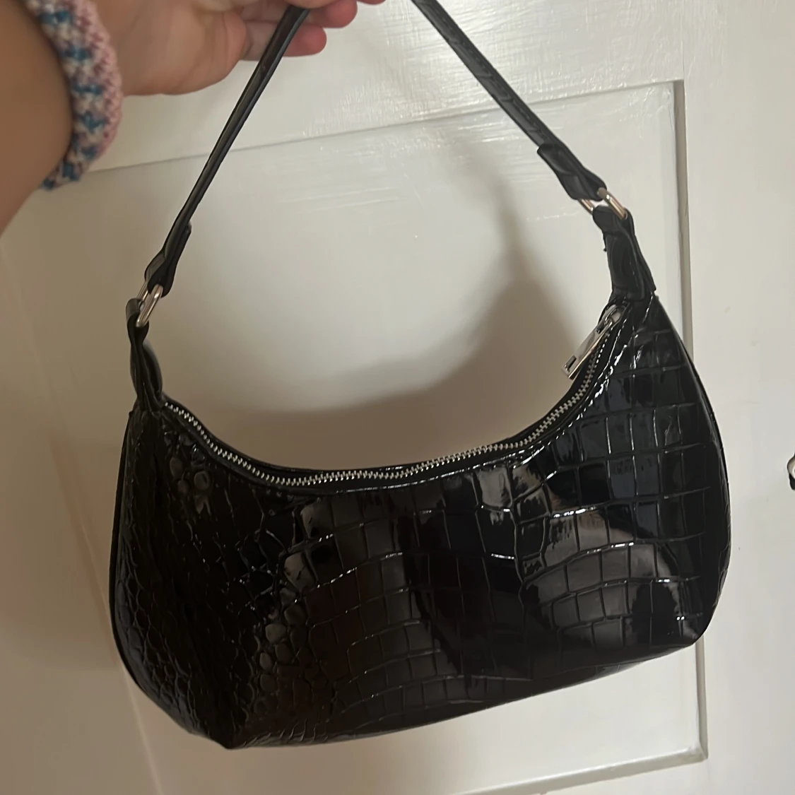 Svart Axel väska från Ginatricot - 91