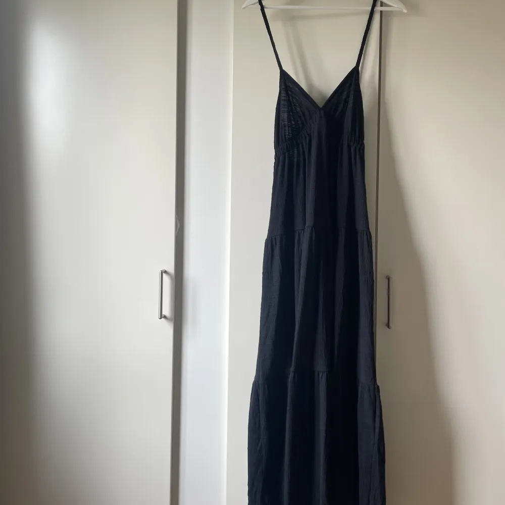 Perfekt klänning till sommaren, säljer för att den är lång för mig! (Jag är 157 cm) . Klänningar.
