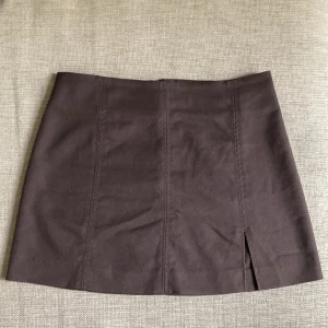 Brun veckad minikjol - Kjol från Monki, storlek 36.