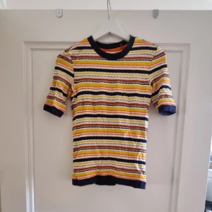 T-shirt  - En lite roligt randig tshirt som jag vara aldrig använder. Sitter fint! 