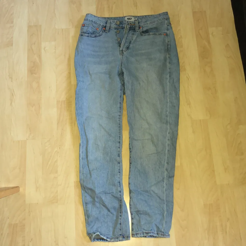 Ett par vanliga jeans med inga tydliga spår av användning. Jeans & Byxor.
