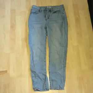 Ett par vanliga jeans med inga tydliga spår av användning
