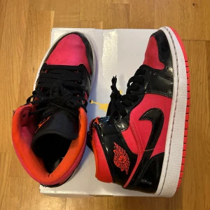 Air Jordan 1 mid hot punch - Snygga skor till sommaren