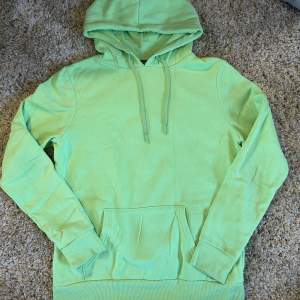 Grön hoodie från Primark med ficka och snöre. Endast använd en gång. 