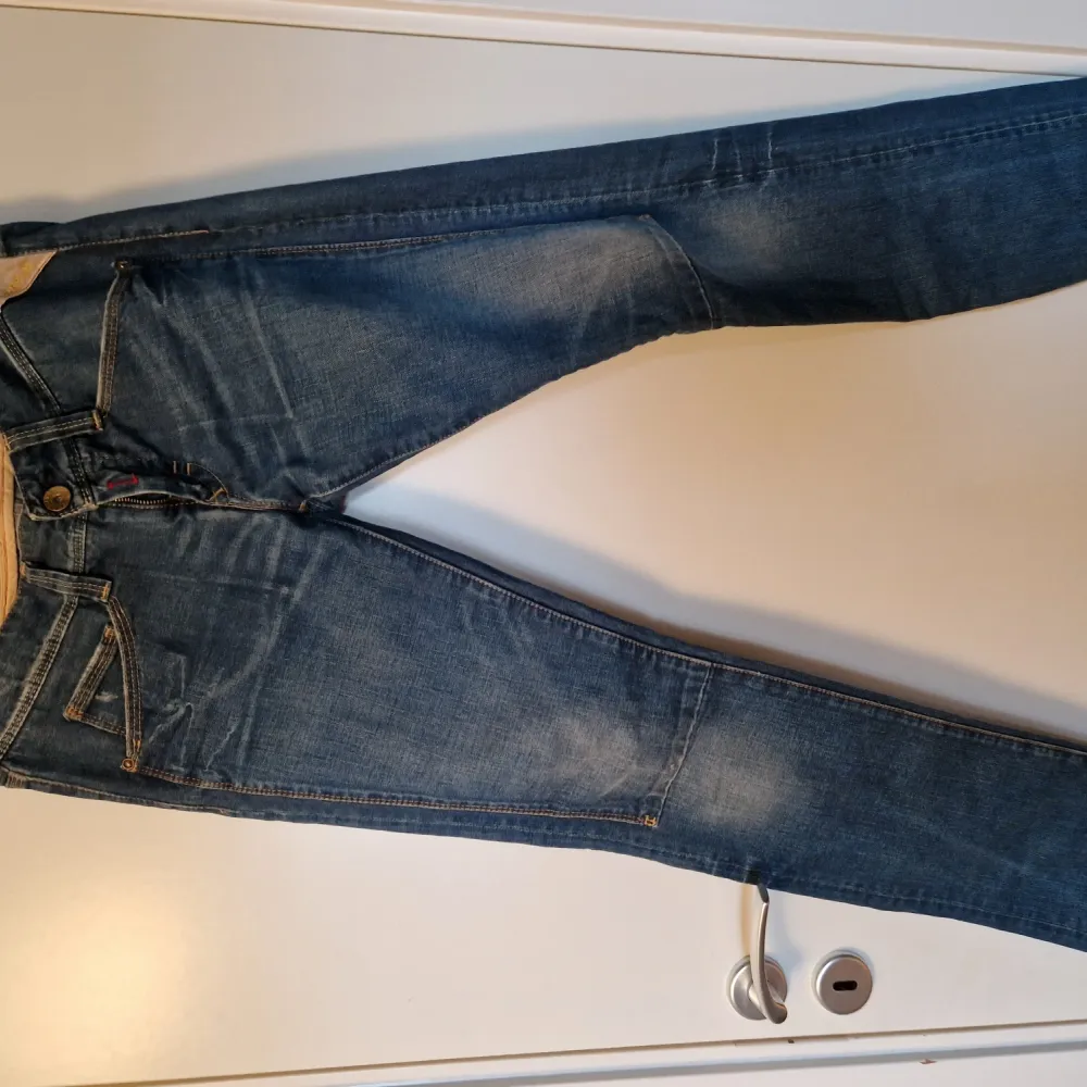 Superfina replay jeans i nyskick!❤️ Lågmidjade och något utsvängda🌸 midja: 41 cm innerbenslöngd: 78 cm. Jeans & Byxor.