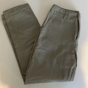 Kakifärgade byxor - Byxorna är aldrig använda. 