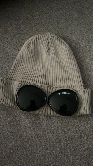 Cp company mössa - Tjena, säljer min cp company mössa som jag tyvärr inte var nöjd med, mössan köptes här på Plick så har tyvärr inget kvitto men den är äkta. Priset går att diskuteras