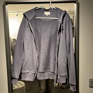 Morris  - Säljer min Morris tröja, använd MAX 5 gånger.  399 kr är mitt pris 2000 kr ny pris.