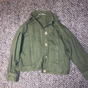 Zara jacka - Superfin grön zara jacka i jeanstyg strl M. Aldrig använd, pris kan diskuteras.🫶🏼