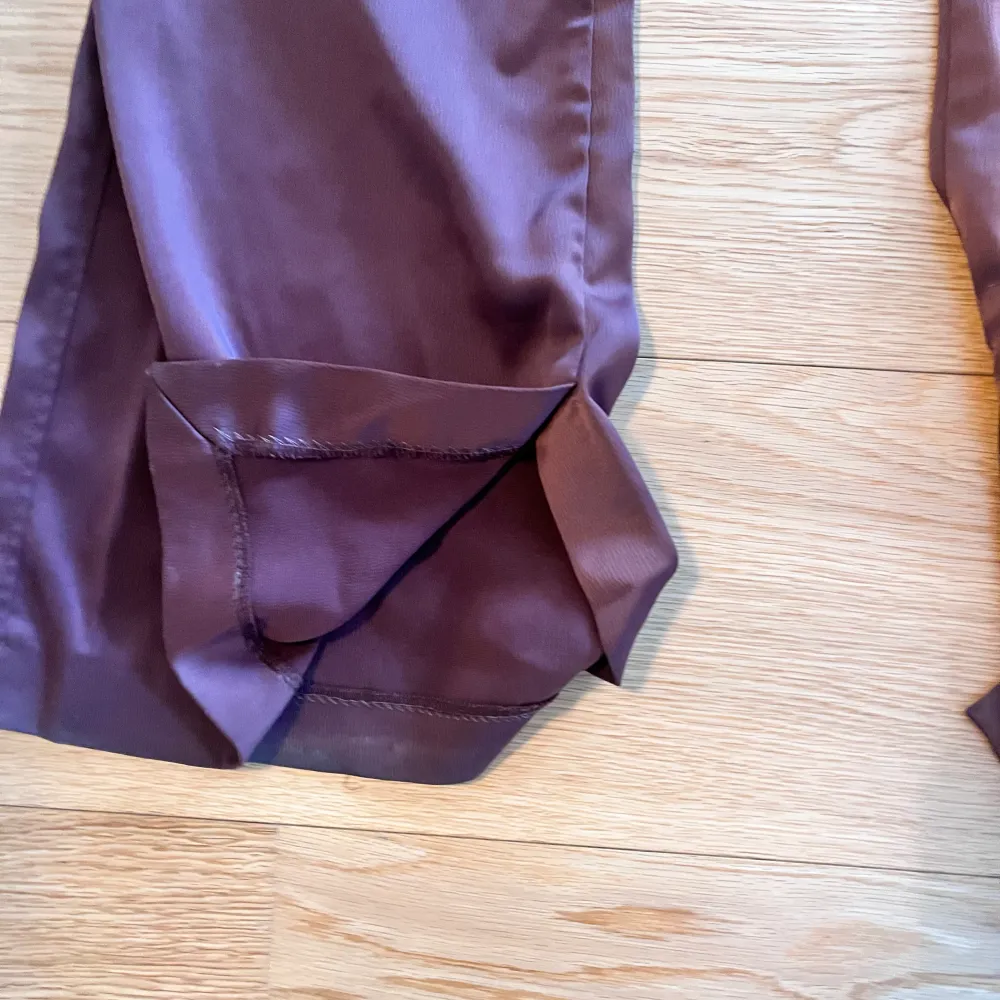 Kostymbyxor i silke, med en slits och sjukt sköna, passar strl M. Jeans & Byxor.
