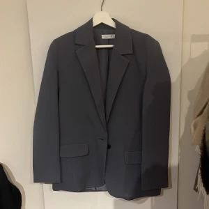 Kavaj - Strl 34. Aldrig använd. Ljusblå/grå