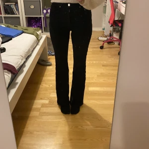 Svarta Botcut byxor  - Snygga Svarta byxor som ärfrpn Gina tricot. Är super snygga men är högmijad. Är inte så rena på bilden men kommer såklart att tvätta inana dem skikas iväg💗