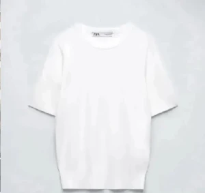 Stickad zara T-shirt  - Säljs inte längre💗 använd typ 3 gånger så jätte bra skick, har nytt konto så drf inga omdömen💋