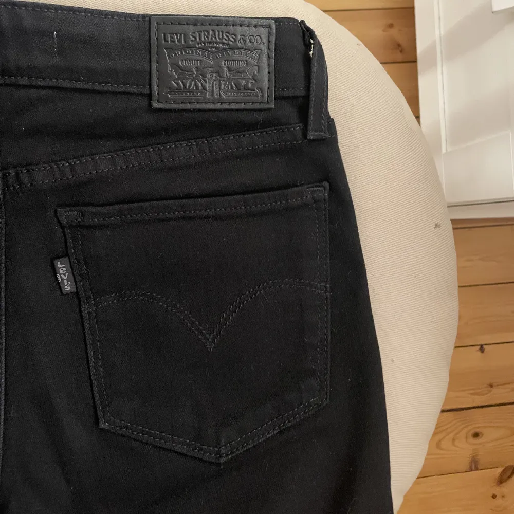Säljer dessa as snygga low waist Levis jeansen i storlek 34😍Använd förtal gånger o säljer pga dom blivit lite försmå! Väldigt fint skick🥰🥰skriv för fler frågor o bilder om de skulle önskas!!. Jeans & Byxor.