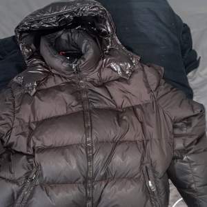 Moncler Chevalier Giubbutto Storlek 7 men passar mig som har XL i vanliga fall. Modellen på jackan är lite äldre och har därför ingen QR-kod, men det finns andra sätt att se att den är äkta. 