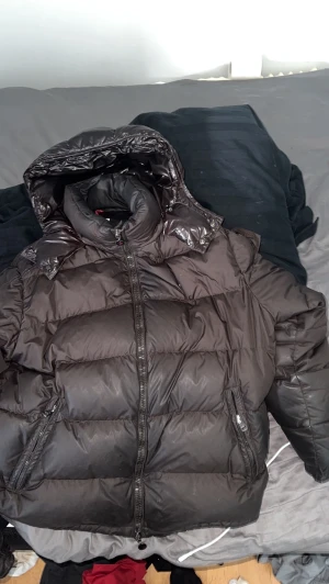 Moncler Chevalier  - Moncler Chevalier Giubbutto Storlek 7 men passar mig som har XL i vanliga fall. Modellen på jackan är lite äldre och har därför ingen QR-kod, men det finns andra sätt att se att den är äkta. 