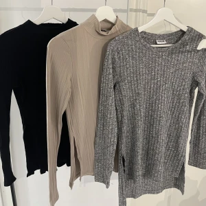 Tröja med slits - Jag säljer dessa 3 tröjor i ett 3-pack. 250kr för alla 3 eller 95/styck. Alla tre har slits i sidan och är köpta på olika ställen i prisklassen 150-200styck. Dem är alla använda men inga tecken på skador. Sitter snyggt på kroppen och perfekt inför hösten💗