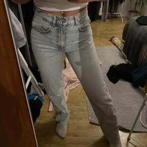 Super fina jeans från Gina Tricot🩵 Storlek 34 men passar även som 36!! 
