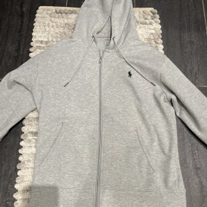 Ralph Lauren Zip Hoodie // kofta grå - extremt snygg och stilren kofta från Ralph Lauren™️, storlek M (kan passa större), fint skick 