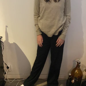 Tunna kostymbyxor  - Högmidjade tunnakostym byxor från stradivarius i storlek 32✨