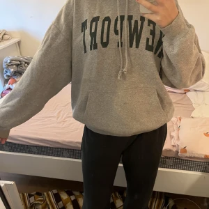brandy melville hoodie - jättefin och mysig hoodie från brandy melville! i bra skick förutom en liten fläck på fickan (in-zoomad bild i sista slide) samt en liten nagellacks-fläck på ena ärmen! (skriv gärna för bild)  💓