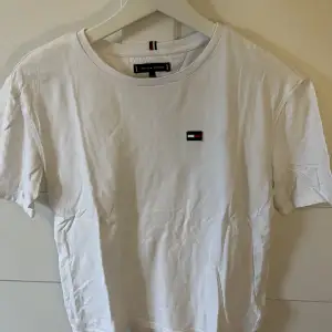 Säljer denna snygga vita t-shirt som passar till allt!❤️‍🔥säljer för den tyvärr inte längre passar mig då den är i storlek 152🤙