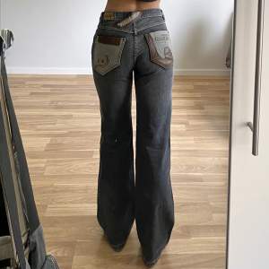 Så snygga lågmidjade jeans med balla fickor! Uppskattad storlek 38. Midja: ca 83cm runt om. Innerben: 80cm. Jag är ca 169cm och brukar ha storlek 38/M för referens. Skriv vid fler funderingar! Använd gärna köp nu🙌