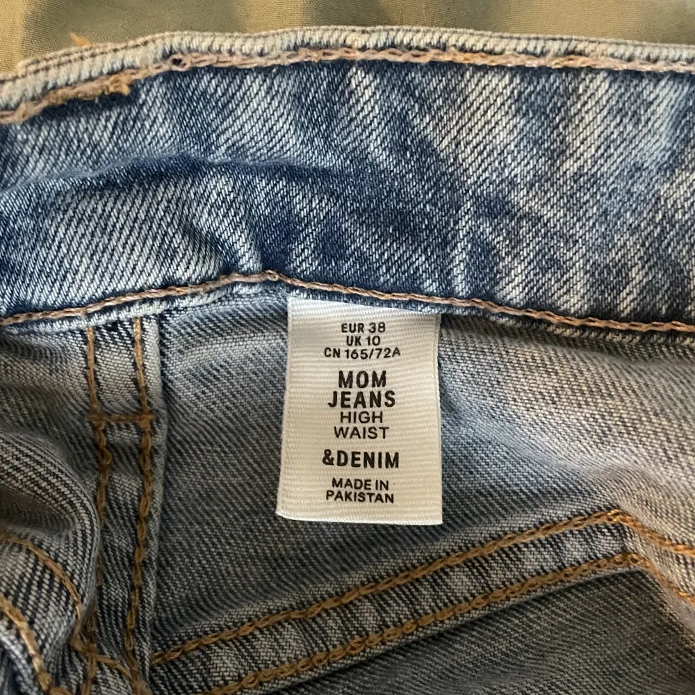 Jeans från H&M som aldrig används! Storlek 38 men för stora för mig. . Jeans & Byxor.