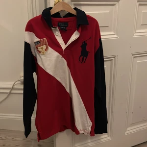 Ralph lauren  - Ralph lauren. Långärmad piké . Väldigt fin! Storlek: M ( 12-14) 