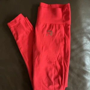 Relode tights - Röda tights från radiant kollektionen, sitter som en smäck med en liten diskret scrunch i rumpan. 