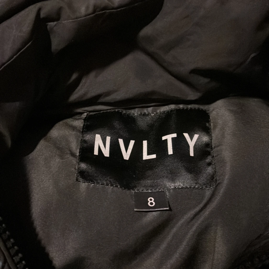 Svart puffer jacka  - 91